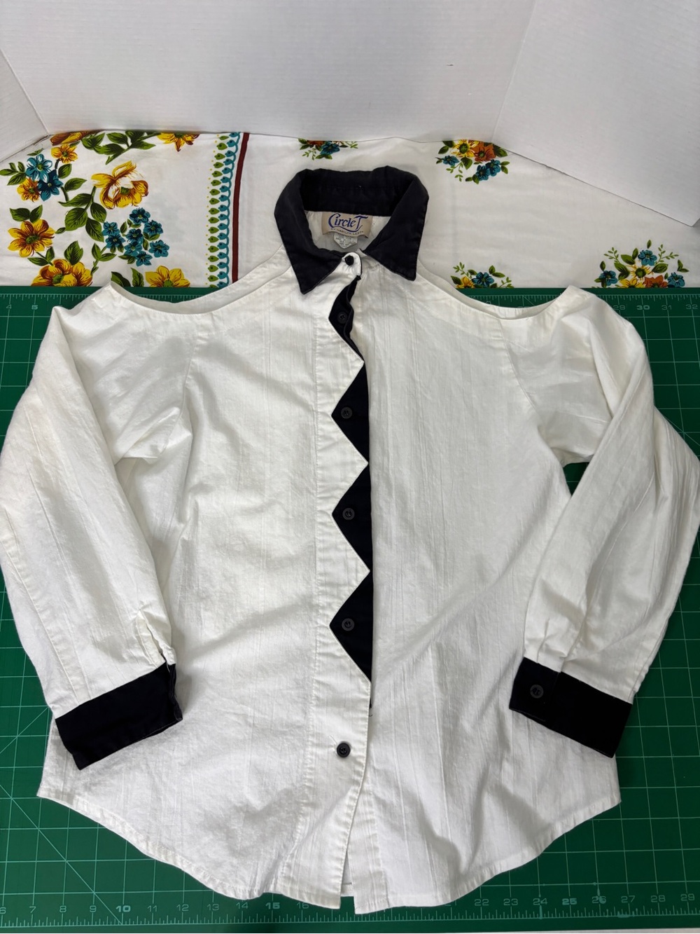 Vintage Circle T by Marilyn Lenox White Button-Front Cotton Shirt Black Trim